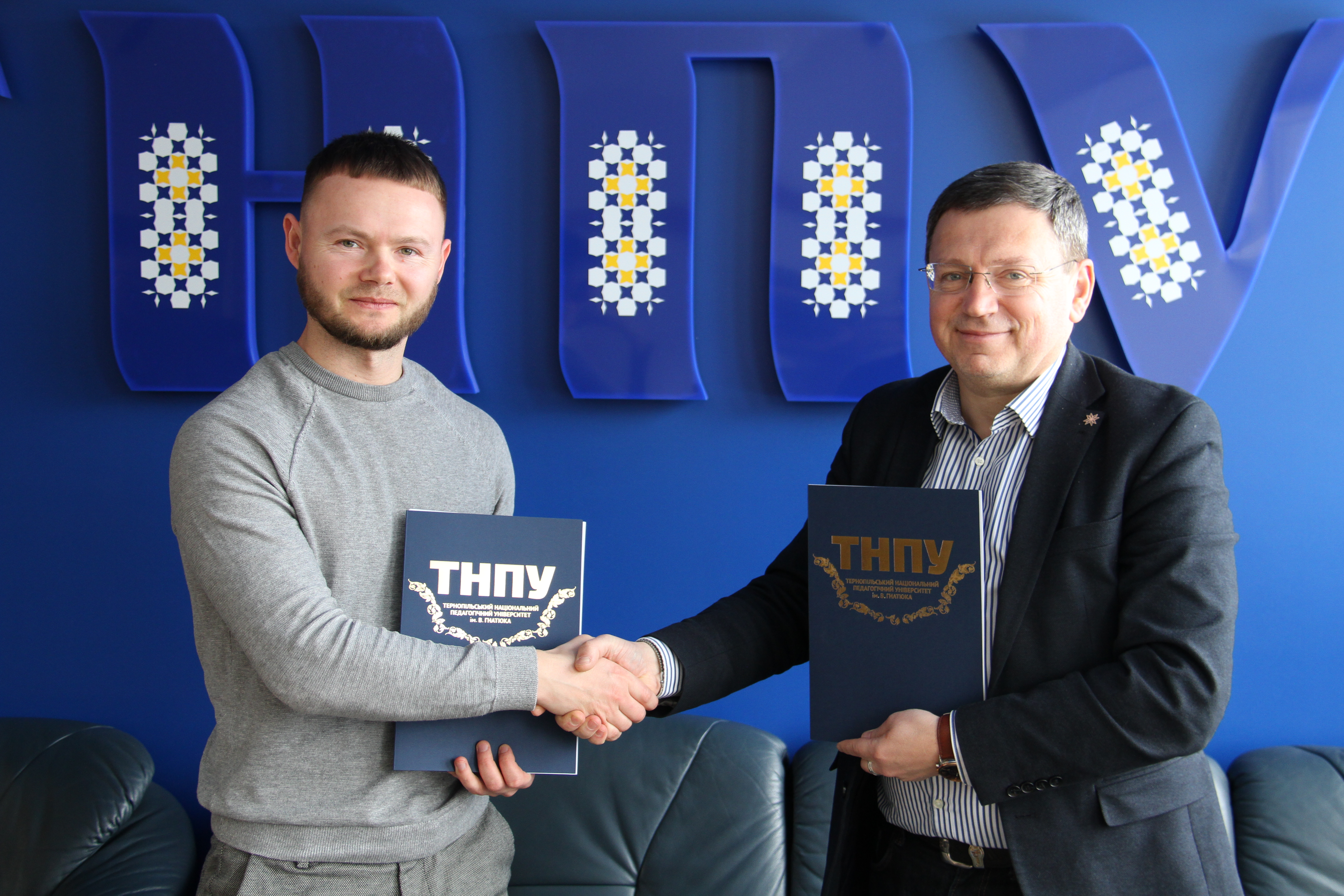 Moment pidpysannia memorandumu z kerivnykom Tsentru pidtrymky veteraniv ta rodyn Heroiv Ternopilskoi miskoi rady Ruslanom Babaiakom